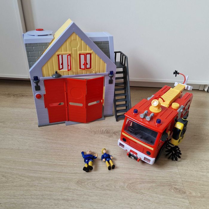 Remiza i wóz strazacki Jupiter + akcesoria STRAŻAK SAM