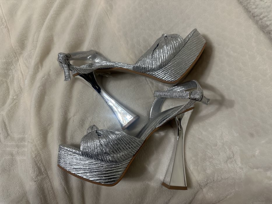 Vendo sandalia prata salto 12cm