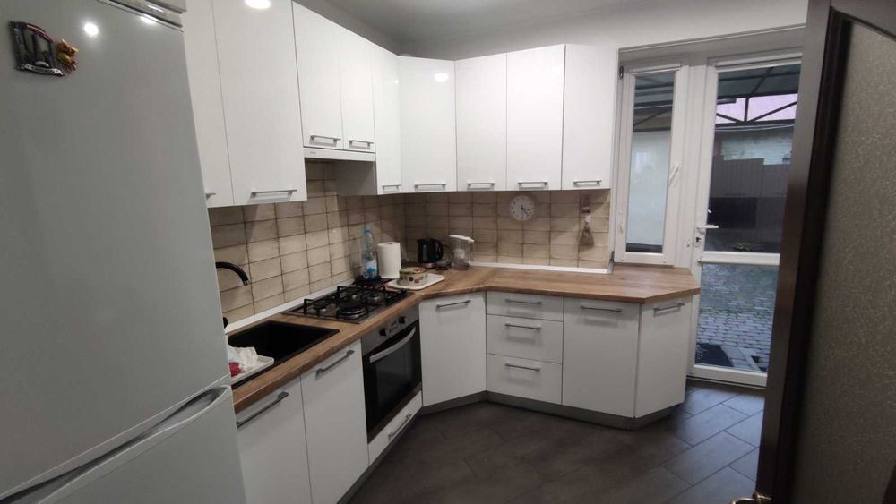 Продається трикімнатна квартира (частина будинку)