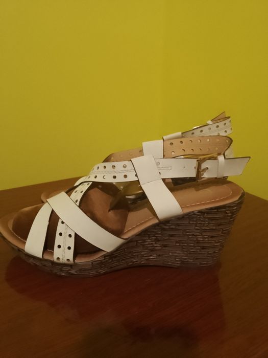 Босоніжки білі  на платформі