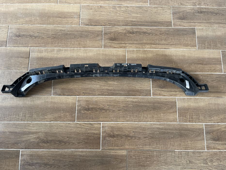 Оригінальне центральне кріплення заднього бампера Porsche Taycan