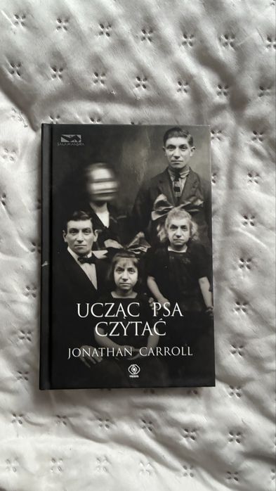 Jonathan Carroll uczac psa czytac