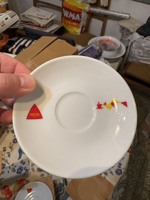 Pires e chávenas de café