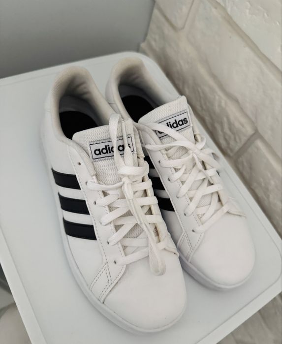 Buty sportowe marki Adidas damskie rozm. 36