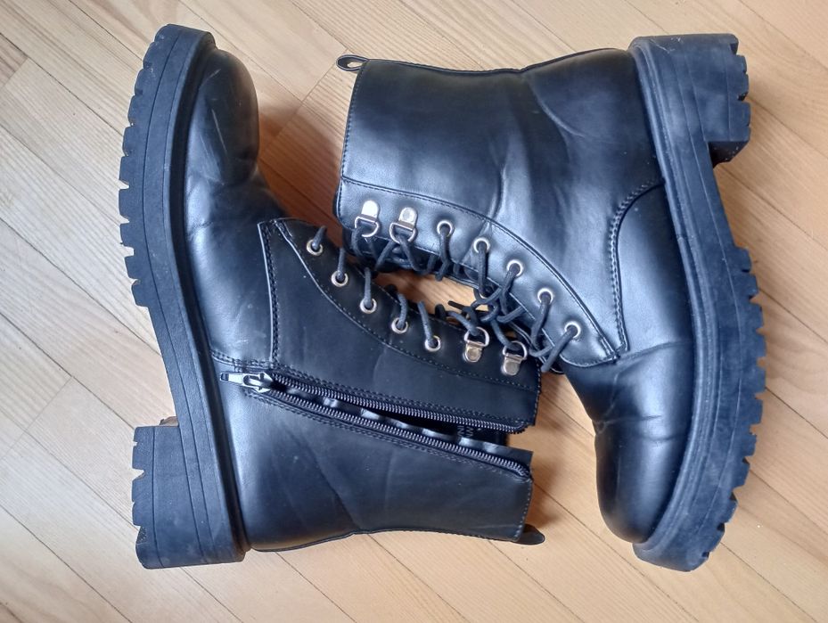 Czarne botki wiązane i zamek błyskawiczny