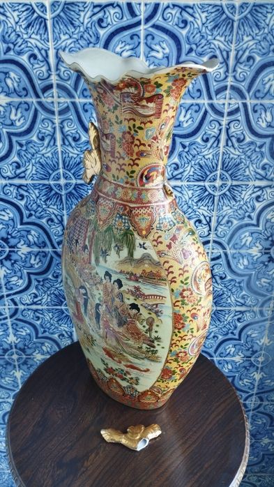 Vaso de Cerâmica Satsuma com Motivos Japoneses