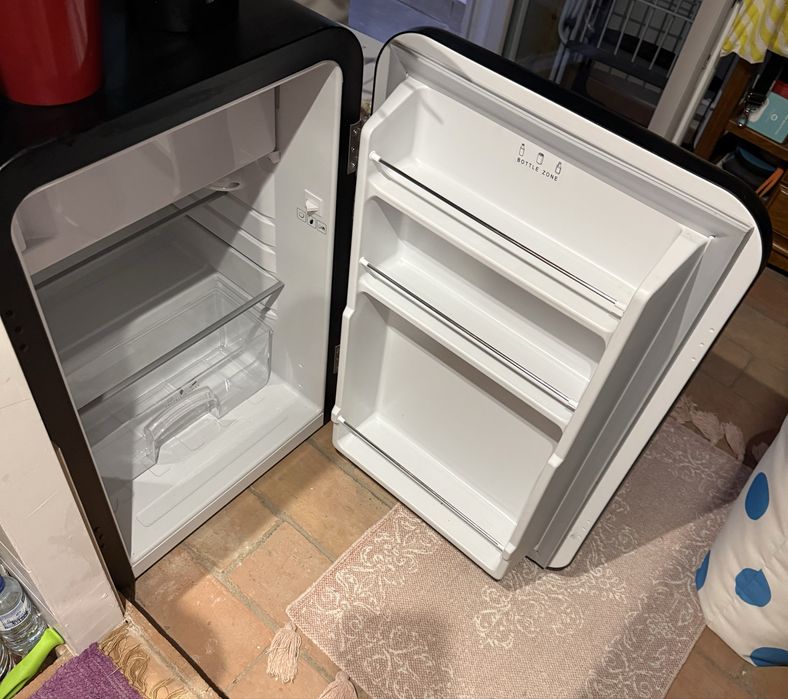 Frigorífico CREATE Retro 107 L — Preto Mate e Ouro Rosa — Excelente Estado