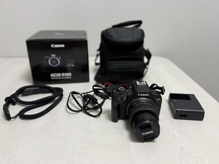 Canon EOS R100 RF-S 18-45 IS STM