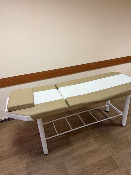 Кушетка, візок та стільчик