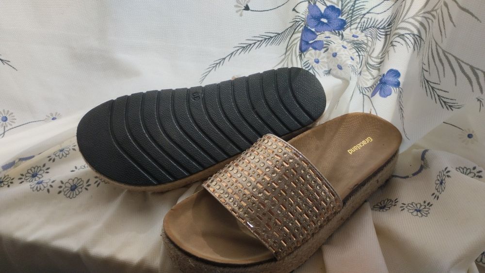 Шльопанці жіночі