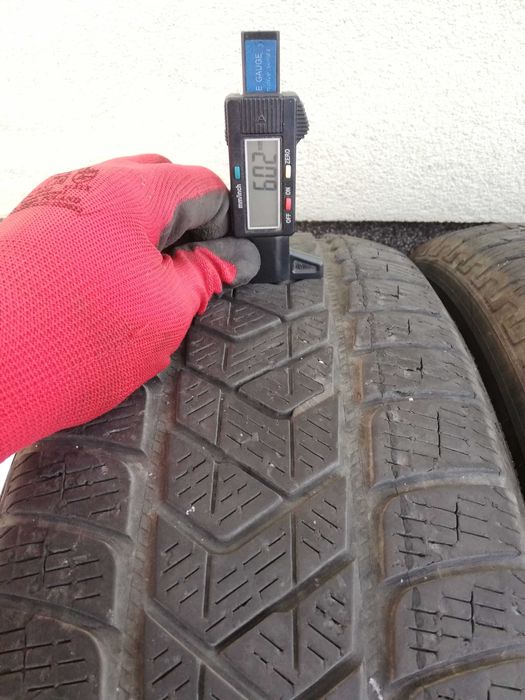 4 opony zimowe Pirelli 215/65R17, bieżnik 6/6,5mm.