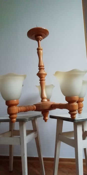 Żyrandol drewniany.