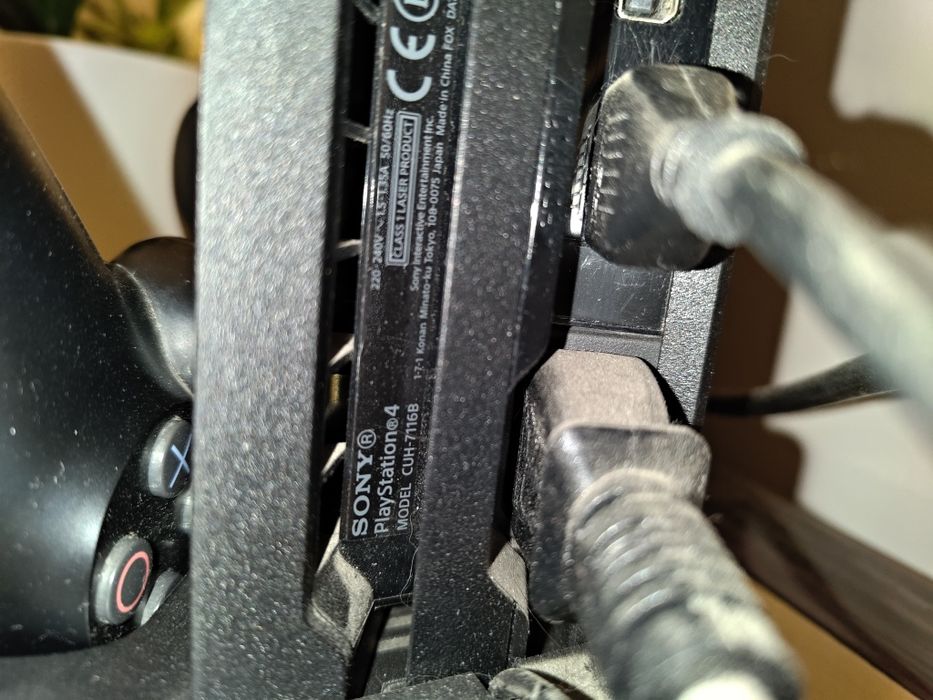 Sony PlayStation 4 PRO 1TB CUH 7116 b