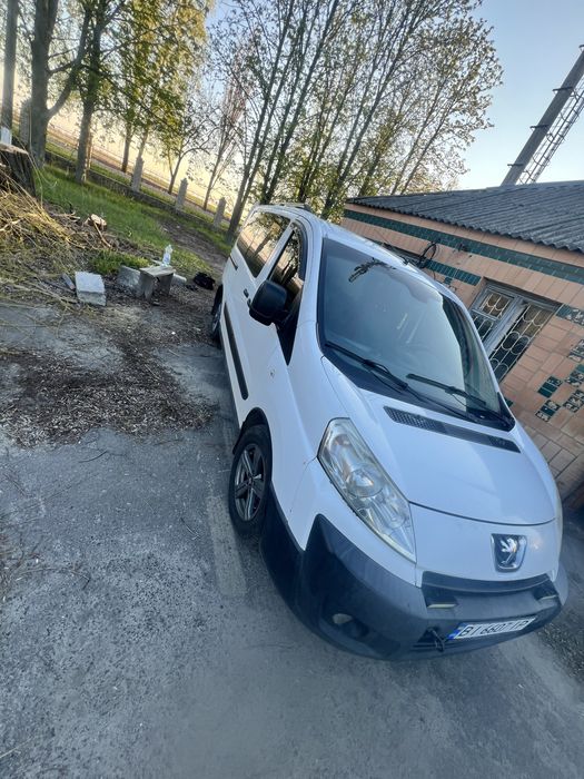 Peugeout Expert.