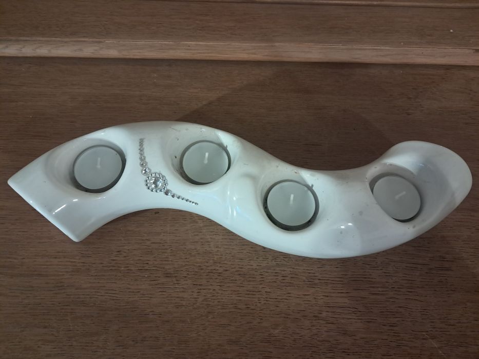 Świecznik biały zakręcony