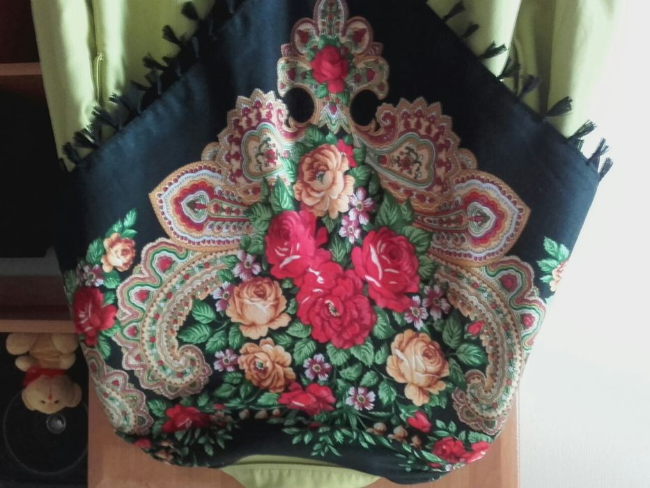 Piękna chusta w kwiaty