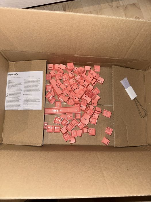 Logitech G715 Linear +keycapy logitech różowe