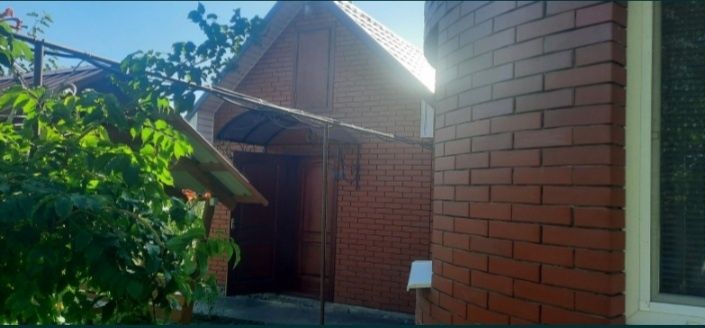 Гарний будинок біля річки .