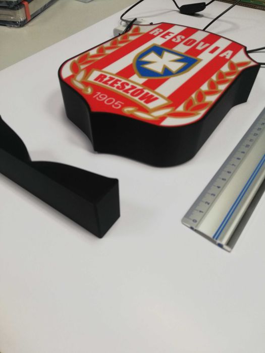 Herb klubu CWKS Resovia Rzeszów. Lampka led na biurko.