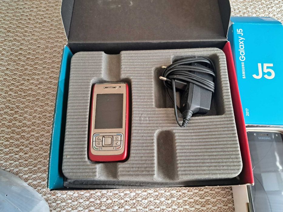 8 telefonów Samsung A12, LG 6G i inne na części, ładowarki, słuchawki