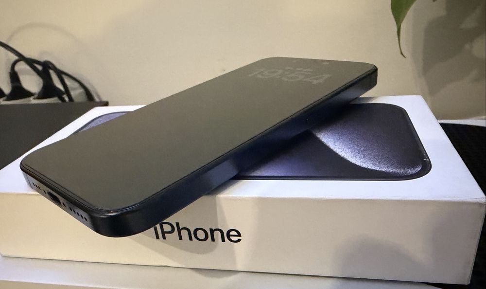 Smartfon iPhone 15 PRO 128GB jak nowy cały komplet FAKTURA