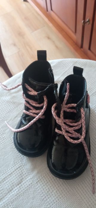 Botas em verniz preto de menina tamanho 22 /7€