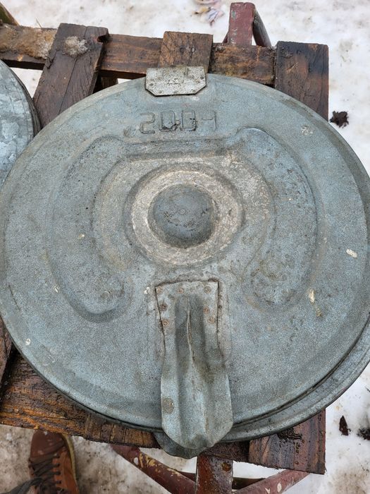 Metalowa pokrywa od kubła na śmieci