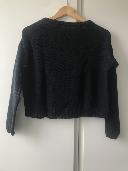 Czarny sweter.