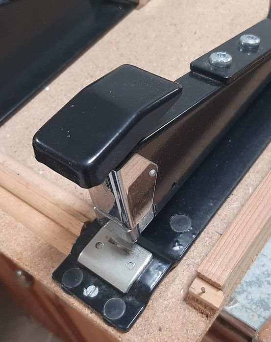 Agrafador de lombadas alemão