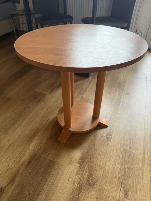 Stolik kawowy w kolorze jasnego drewna