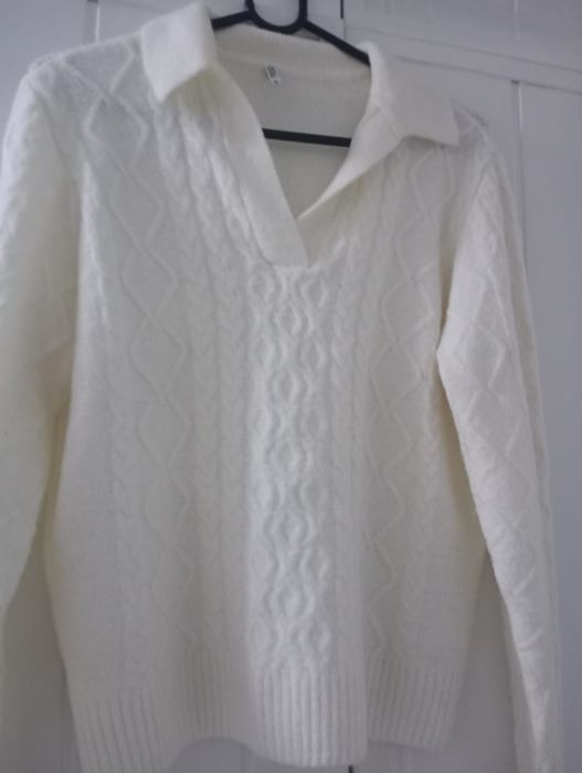 Sweterek z kołnierzykiem moodo