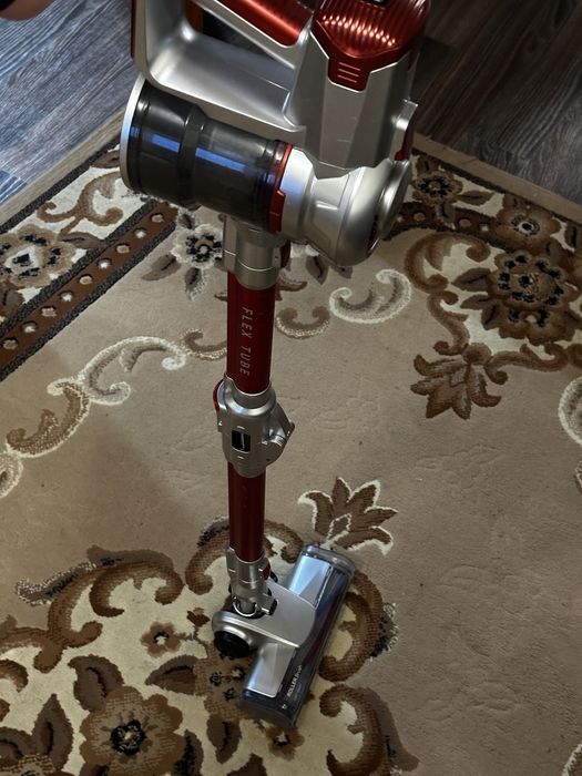 Продам аккумуляторный вертикальный пылесос