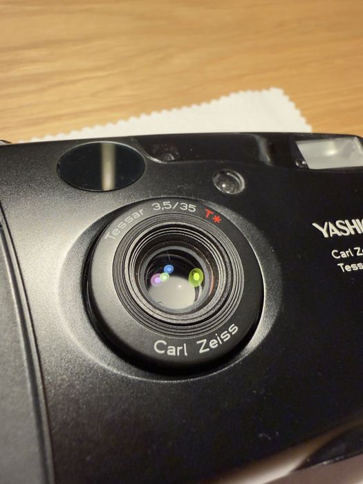 Yashica T4 – kultowy kompakt z obiektywem Carl Zeiss T*