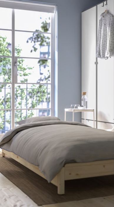 Uma Cama IKEA individual com dois colchões, medida 80x200 cm