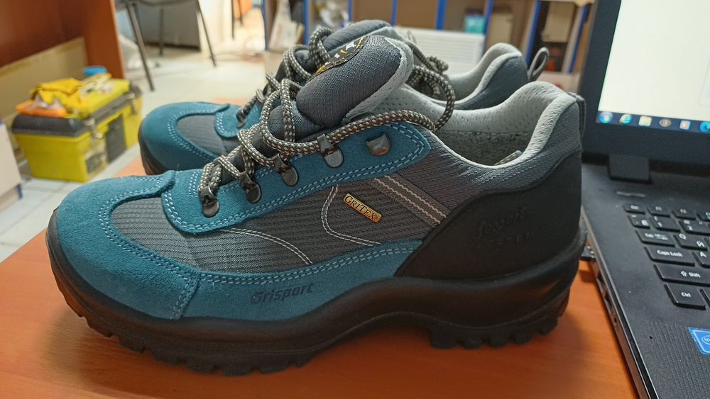 Продам кросовки  40 розмір