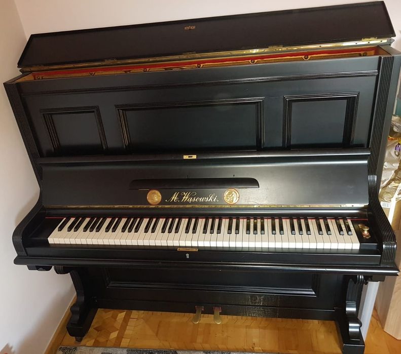 Pianino + krzesło z siedziskiem skórzanym