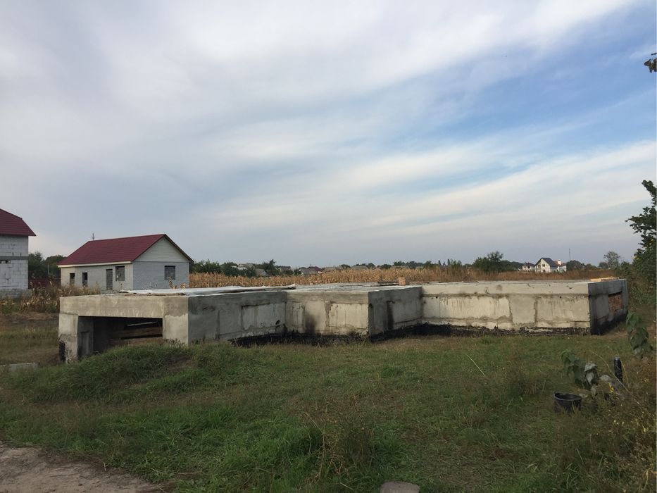 Продаж земельної ділянки, недобудованого будинку в с.  Слобода
