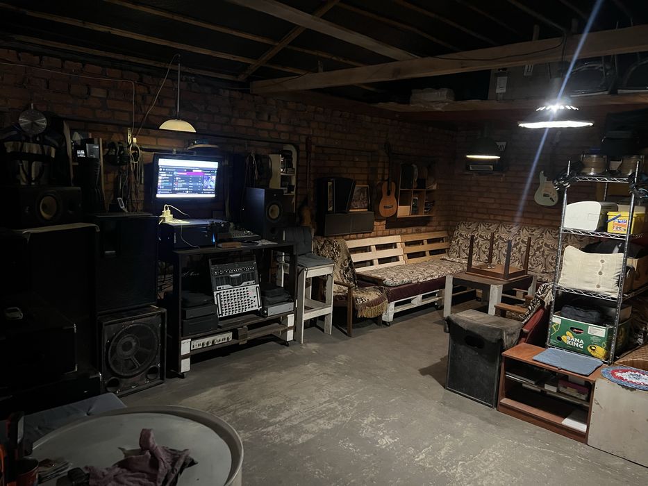 Продам участок 10 соток з будівлями центр міста