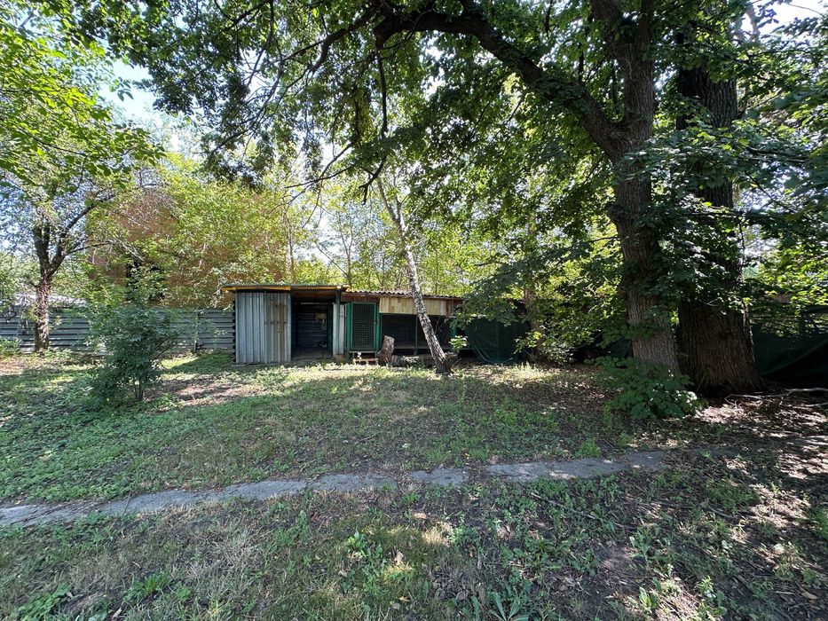 Продається ділянка 0.5 га з 3-ма окремими будинкам