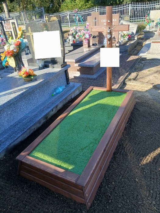 Obudowa grobu drewniana, nagrobek tymczasowy, obramowanie.