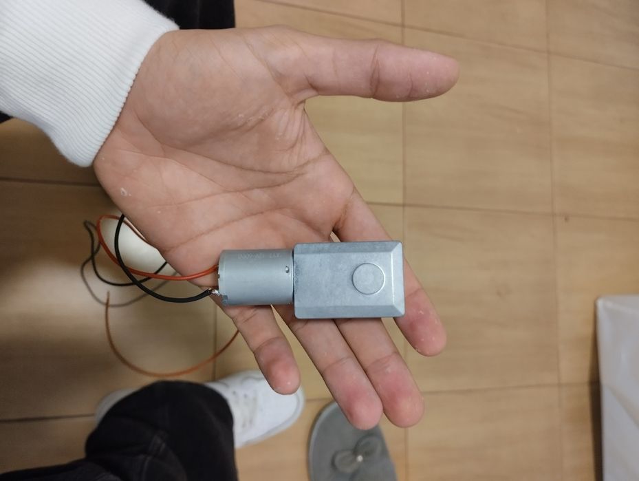 Motor com caixa de engrenagem de redução de velocidades