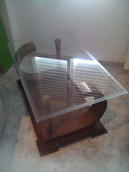 Mesa de centro com tampo em vidro