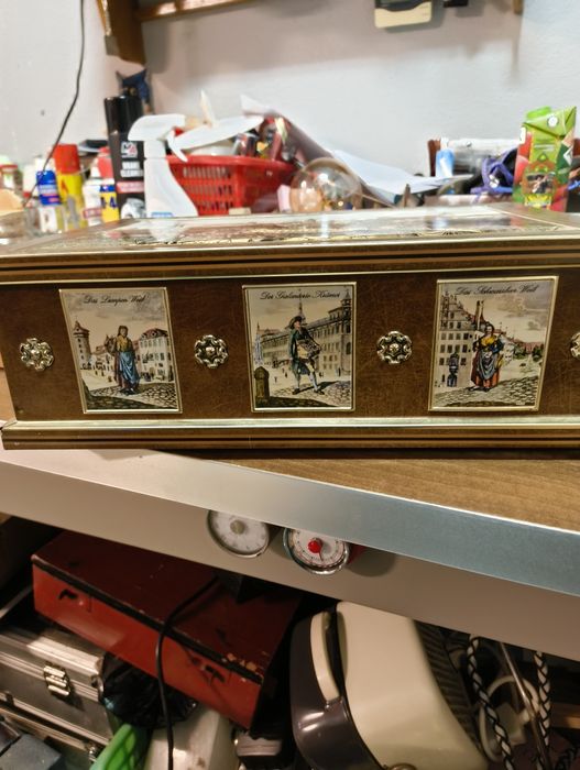 Orginalny metalowy pojemnik