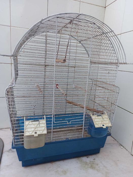 Gaiolas para aves com bebedouro, comedouro e poleiros