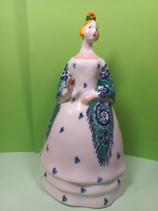 Статуэтка фарфоровая