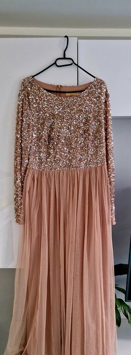 Piękna błyszcząca sukienka