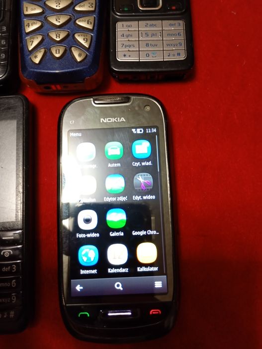 Telefony z ładowarkami sprawne i uszkodzone