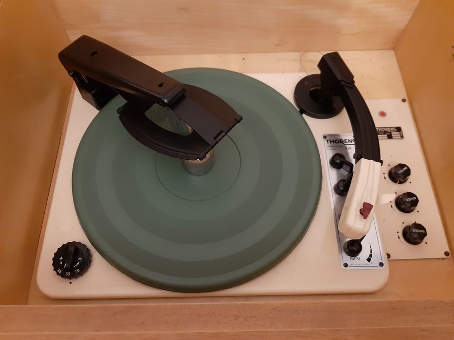 Gira discos thorens com móvel bar