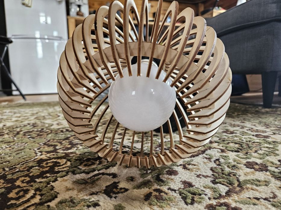 Lampa ścienna z drewnianym abażurem boho