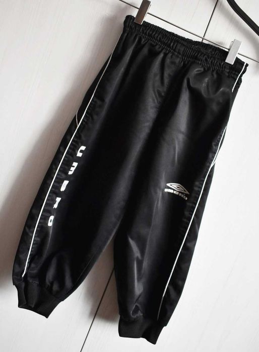 Spodenki Umbro 140 sportowe rybaczki treningowe piłkarskie 3/4